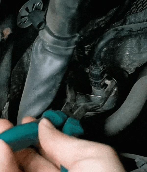 Electrical disconnect pliers