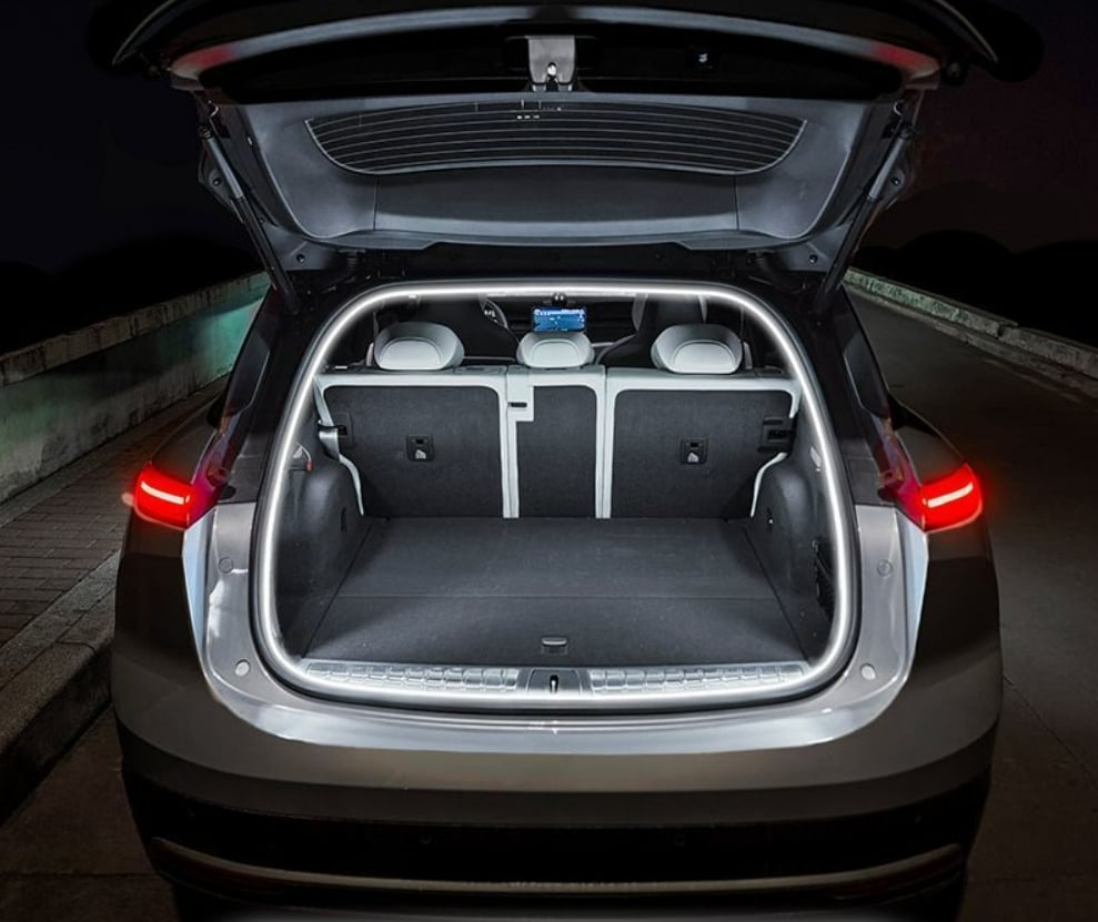 PROMOTION - Dynamically flowing trunk light stripes